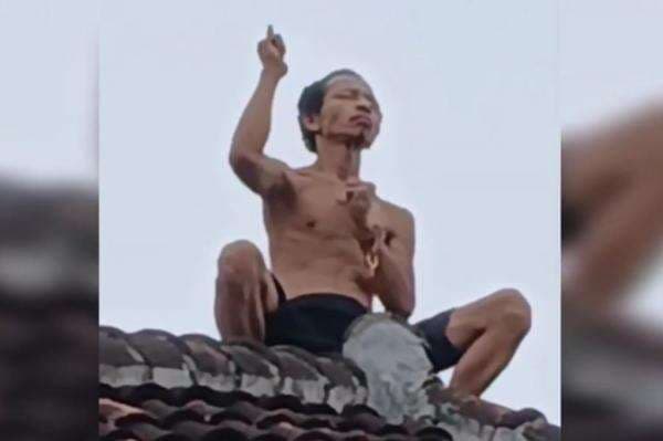 Heboh! ODGJ Bersenjata Pisau Mengamuk di Lampung Timur, Naik Atap Rumah Warga Heboh! ODGJ Bersenjata Pisau Mengamuk di Lampung Timur, Naik Atap Rumah Warga