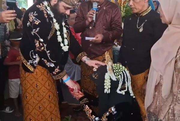 Viral Gadis Desa di Labusel Menikah dengan Pria Inggris, Kenal via Medsos Viral Gadis Desa di Labusel Menikah dengan Pria Inggris, Kenal via Medsos