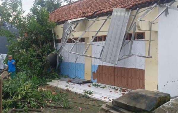 Angin Puting Beliung Terjang Pekalongan, Puluhan Rumah dan Porak-poranda Angin Puting Beliung Terjang Pekalongan, Puluhan Rumah dan Porak-poranda