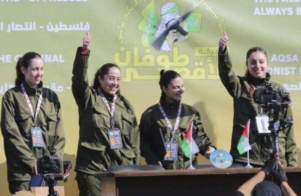 4 Tentara Perempuan Israel Dibebaskan Hamas, Tersenyum dan Lambaikan Tangan 4 Tentara Perempuan Israel Dibebaskan Hamas, Tersenyum dan Lambaikan Tangan