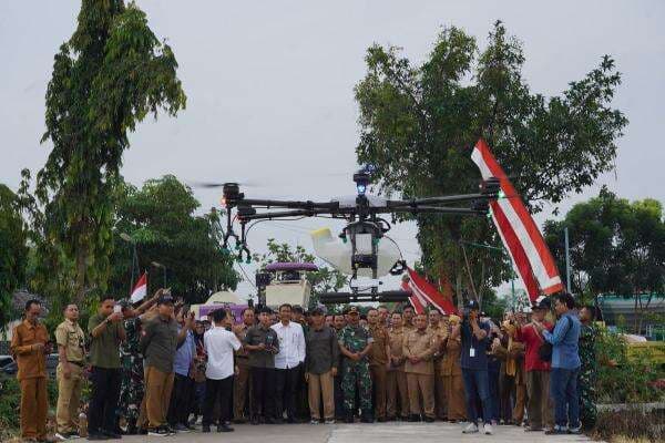Luncurkan Drone Pertanian, Bupati Bojonegoro Dukung Modernisasi Sektor Agrikultur Luncurkan Drone Pertanian, Bupati Bojonegoro Dukung Modernisasi Sektor Agrikultur