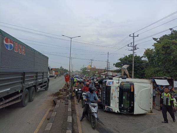 Oleng Truk Box Tabrak Median Jalan dan Motor Lalu Terguling Oleng Truk Box Tabrak Median Jalan dan Motor Lalu Terguling