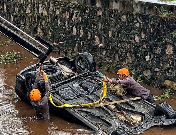 Ditsamapta Polda Kalteng Evakuasi Honda Mobilio yang Terjun ke Sungai di Palangka Raya Ditsamapta Polda Kalteng Evakuasi Honda Mobilio yang Terjun ke Sungai di Palangka Raya