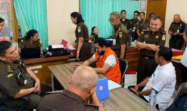 Kejari Kupang Terima Tahap II Eks Kapolres Ngada, Terjerat Kasus Asusila terhadap Anak Kejari Kupang Terima Tahap II Eks Kapolres Ngada, Terjerat Kasus Asusila terhadap Anak