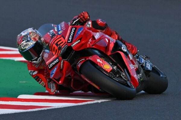 Carlos Sainz Sebut Marc Marquez Sebagai Ayrton Senna dari Dunia MotoGP Carlos Sainz Sebut Marc Marquez Sebagai Ayrton Senna dari Dunia MotoGP