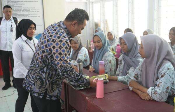 Uji Coba Makan Bergizi Gratis di SMKN 1 Mamuju Uji Coba Makan Bergizi Gratis di SMKN 1 Mamuju
