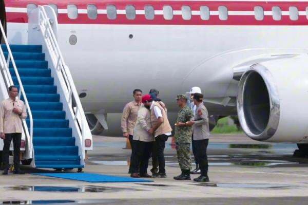 Momen Prabowo Peluk Gubernur Mualem sebelum Tinjau Penanganan Banjir di Aceh Momen Prabowo Peluk Gubernur Mualem sebelum Tinjau Penanganan Banjir di Aceh