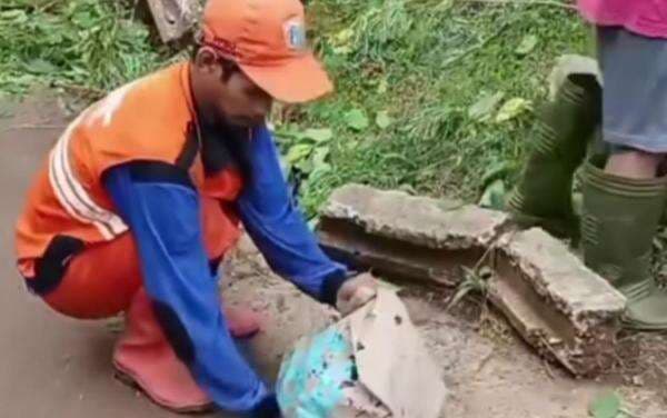 Geger, Bayi Ditemukan Dalam Kantong Makanan di Tumpukan Sampah Jaktim Geger, Bayi Ditemukan Dalam Kantong Makanan di Tumpukan Sampah Jaktim