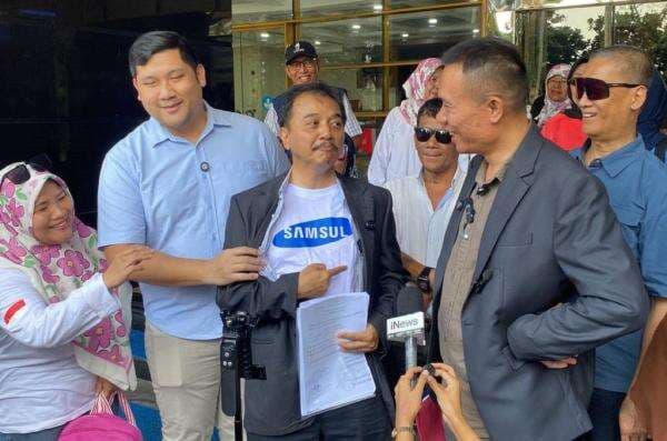 Roy Suryo Pamer Kaus Samsul, Desak Surat Keterangan Kelulusan Gibran Dicabut Roy Suryo Pamer Kaus Samsul, Desak Surat Keterangan Kelulusan Gibran Dicabut