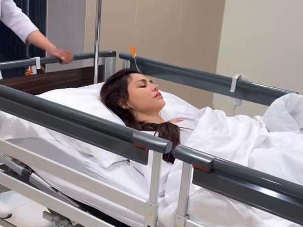 DJ Katty Butterfly Mendadak Dilarikan ke RS, Alami Kista Pecah! DJ Katty Butterfly Mendadak Dilarikan ke RS, Alami Kista Pecah!