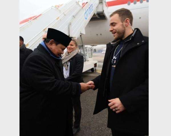 Presiden Prabowo Beri Hadiah Koin Kepresidenan untuk Tim Pengawal Swiss Presiden Prabowo Beri Hadiah Koin Kepresidenan untuk Tim Pengawal Swiss