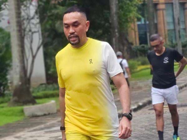 Viral Ahmad Sahroni Pamer Outfit Running Serba Kuning usai Disanksi MKD Viral Ahmad Sahroni Pamer Outfit Running Serba Kuning usai Disanksi MKD