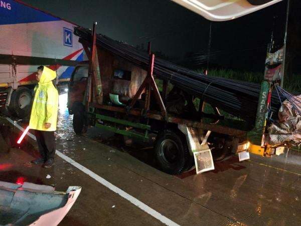 Ngeri! Tiga Truk Kecelakaan Adu Banteng di Jalur Arteri Jombang, Satu Orang Masuk Rumah Sakit Ngeri! Tiga Truk Kecelakaan Adu Banteng di Jalur Arteri Jombang, Satu Orang Masuk Rumah Sakit