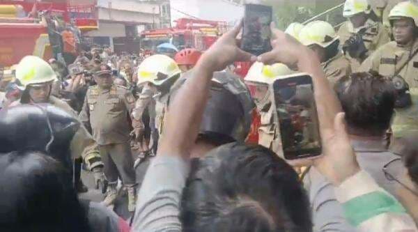 Kebakaran Glodok Plaza, 4 Jenazah Ditemukan dan 6 Korban Hilang Masih Dicari Kebakaran Glodok Plaza, 4 Jenazah Ditemukan dan 6 Korban Hilang Masih Dicari