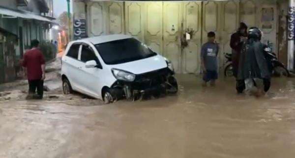 Update Banjir Bandang 2 Kecamatan di Brebes, 2 Warga Hilang Terseret Arus Update Banjir Bandang 2 Kecamatan di Brebes, 2 Warga Hilang Terseret Arus