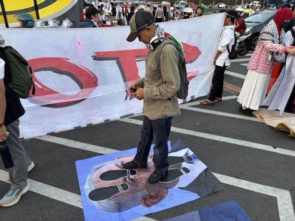 Massa Bela Palestina Gelar Aksi di Patung Kuda Jakarta Pusat Massa Bela Palestina Gelar Aksi di Patung Kuda Jakarta Pusat