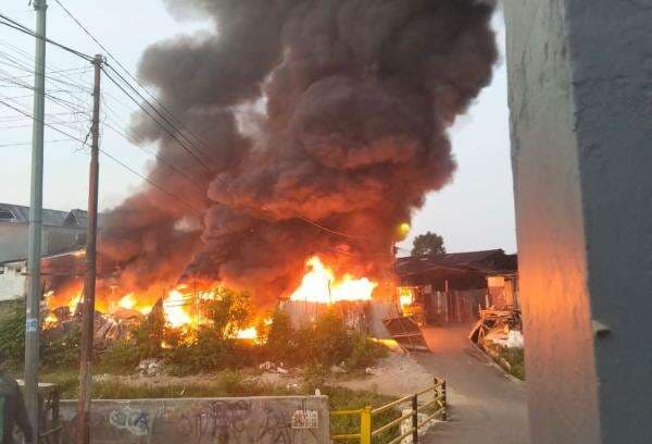 Lapak Barang Bekas di Duren Sawit Terbakar, 11 Unit Mobil Pemadam Dikerahkan Lapak Barang Bekas di Duren Sawit Terbakar, 11 Unit Mobil Pemadam Dikerahkan