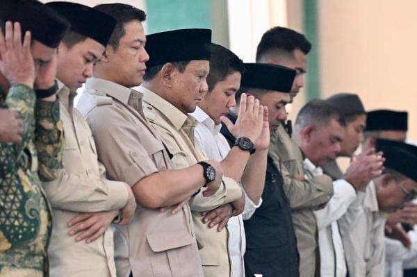 Momen Prabowo Salat Jumat Bareng Pengungsi di Aceh, Khatib Serukan Sabar Hadapi Musibah Momen Prabowo Salat Jumat Bareng Pengungsi di Aceh, Khatib Serukan Sabar Hadapi Musibah