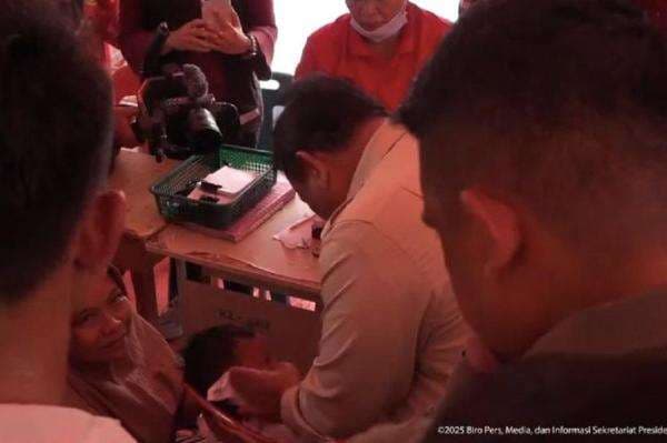 Kepedulian Prabowo di Pengungsian Langkat, Peluk Ibu-Ibu hingga Lap Anak Sakit Kepedulian Prabowo di Pengungsian Langkat, Peluk Ibu-Ibu hingga Lap Anak Sakit