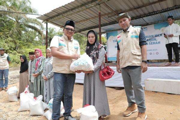 Semangat Berbagi, YBM PLN Bantu Warga Desa Sibagindar bangun MCK dan beri Sembako Semangat Berbagi, YBM PLN Bantu Warga Desa Sibagindar bangun MCK dan beri Sembako