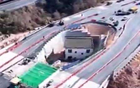 Tinggal di Tengah Jalan Tol karena Tolak Digusur, Ingin Untung malah Buntung Tinggal di Tengah Jalan Tol karena Tolak Digusur, Ingin Untung malah Buntung