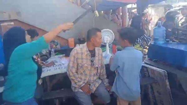 Penertiban PKL di Padang Ricuh, Emak-Emak Kejar Petugas Pakai Golok Penertiban PKL di Padang Ricuh, Emak-Emak Kejar Petugas Pakai Golok