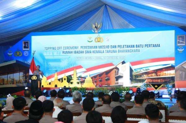 Wakapolri: Masjid Bukan Hanya Tempat Beribadah, Namun Juga Pusat Pembinaan Akhlak dan Karakter Wakapolri: Masjid Bukan Hanya Tempat Beribadah, Namun Juga Pusat Pembinaan Akhlak dan Karakter