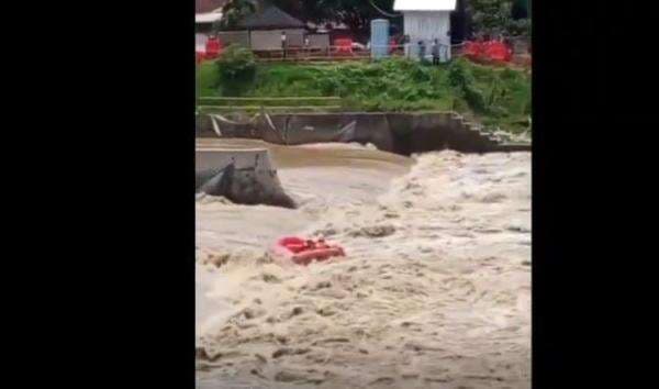 Tragedi Rafting 7 Mahasiswa di Sungai Cimanuk Indramayu, 2 Hilang Terseret Arus Tragedi Rafting 7 Mahasiswa di Sungai Cimanuk Indramayu, 2 Hilang Terseret Arus