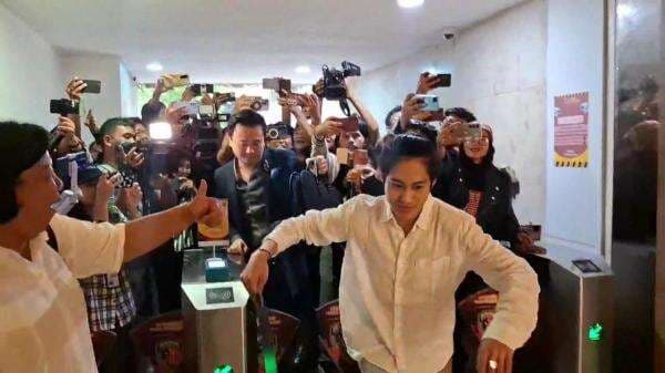 DJ Panda Datangi Polda Metro, Fix Damai dengan Erika Carlina? DJ Panda Datangi Polda Metro, Fix Damai dengan Erika Carlina?