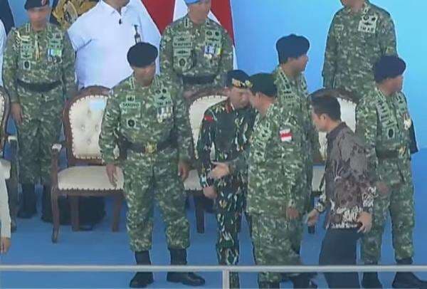 Momen SBY Tak Salami Kapolri saat Puncak HUT ke-80 TNI di Monas Momen SBY Tak Salami Kapolri saat Puncak HUT ke-80 TNI di Monas