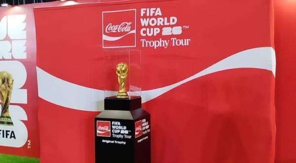 Momen Masyarakat Indonesia Swafoto Bareng Trofi Piala Dunia di Jakarta Momen Masyarakat Indonesia Swafoto Bareng Trofi Piala Dunia di Jakarta