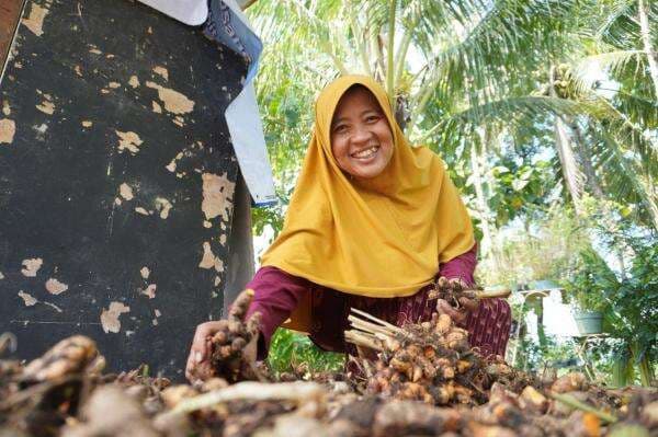 Tak Berjubah, Tapi Berjuang: Ibu-Ibu Mekaar, Pahlawan Ekonomi Keluarga Indonesia Tak Berjubah, Tapi Berjuang: Ibu-Ibu Mekaar, Pahlawan Ekonomi Keluarga Indonesia