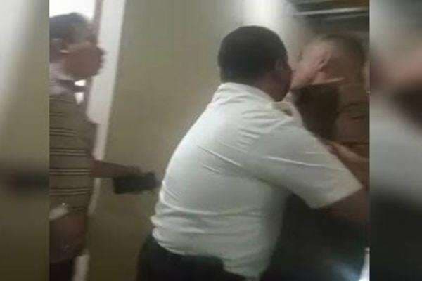 2 Anggota DPRD Medan Baku Hantam di Toilet Gedung Dewan 2 Anggota DPRD Medan Baku Hantam di Toilet Gedung Dewan