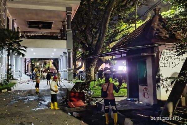 2 Bangunan Gedung DPRD Kota Malang Dibakar Demonstran Tolak RUU TNI 2 Bangunan Gedung DPRD Kota Malang Dibakar Demonstran Tolak RUU TNI