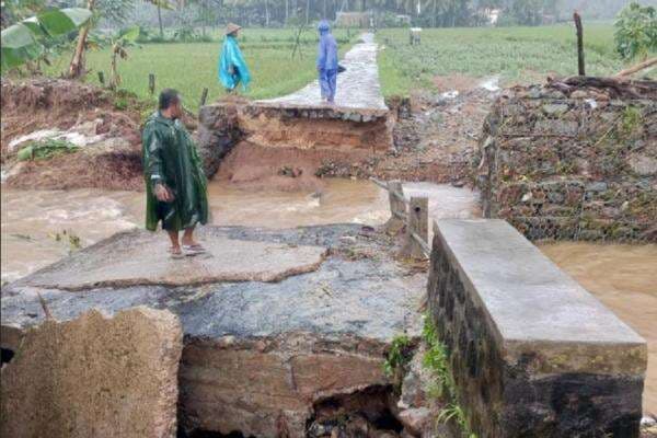 2 Jembatan Putus Diterjang Banjir dan Longsor di Trenggalek 2 Jembatan Putus Diterjang Banjir dan Longsor di Trenggalek