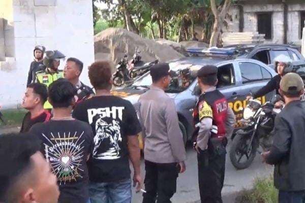 2 Kelompok Perguruan Pencak Silat Tawuran di Magetan usai Halalbihalal 2 Kelompok Perguruan Pencak Silat Tawuran di Magetan usai Halalbihalal