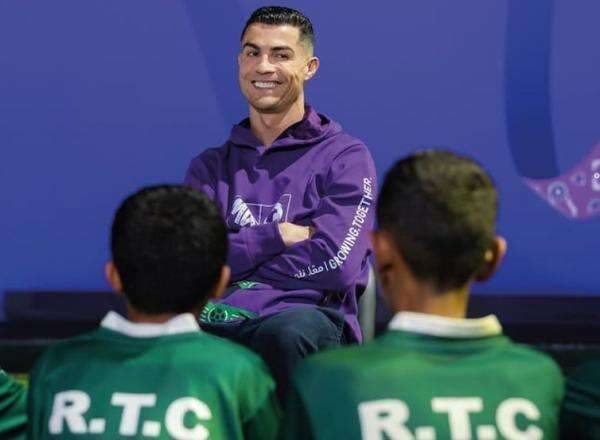2 Pesepakbola Dunia Favorit Cristiano Ronaldo, Nomor 1 Pernah Lawan Persik Kediri 2 Pesepakbola Dunia Favorit Cristiano Ronaldo, Nomor 1 Pernah Lawan Persik Kediri