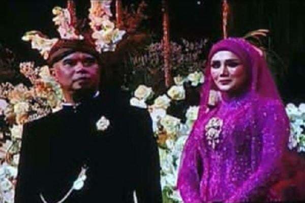 2 Potret Mulan Jameela Dampingi Ahmad Dhani di Pelaminan Al Ghazali, Gantikan Maia Estianty 2 Potret Mulan Jameela Dampingi Ahmad Dhani di Pelaminan Al Ghazali, Gantikan Maia Estianty