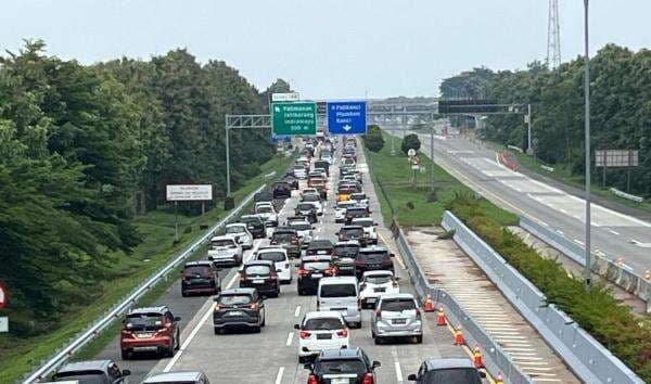 Peningkatan Volume Kendaraan di Tol Cipali H+1 Lebaran, 20 Ribu Lebih Melintas Peningkatan Volume Kendaraan di Tol Cipali H+1 Lebaran, 20 Ribu Lebih Melintas
