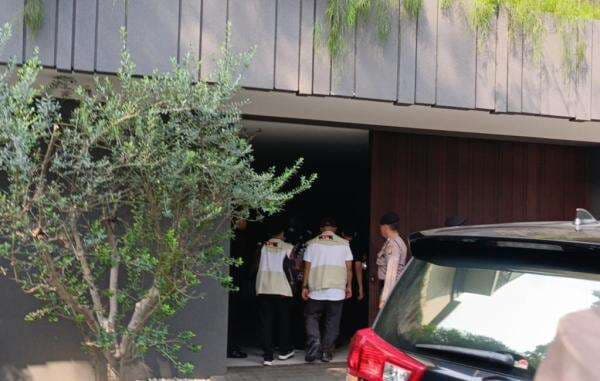 Breaking News: KPK Geledah Rumah Silmy Karim di Jaksel, Brimob Amankan Lokasi Breaking News: KPK Geledah Rumah Silmy Karim di Jaksel, Brimob Amankan Lokasi