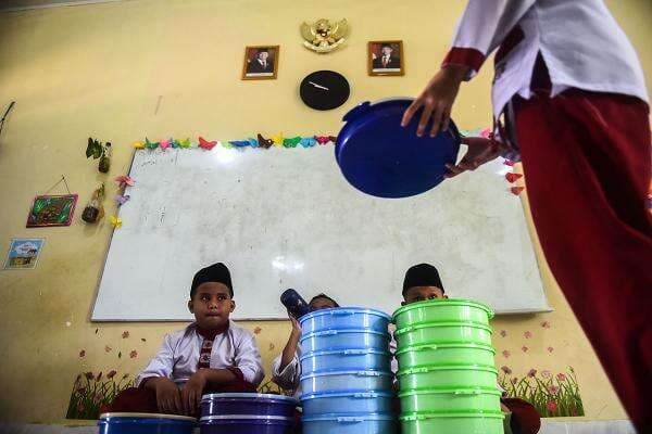 Potret Hari Terakhir Murid SDN 25 Palembang Menikmati MBG Kelima, Meski Masuk Sekolah Enam Hari Potret Hari Terakhir Murid SDN 25 Palembang Menikmati MBG Kelima, Meski Masuk Sekolah Enam Hari