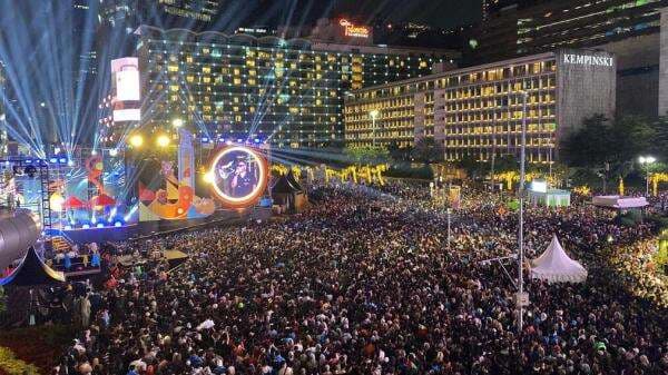 Hujan Tak Surutkan Antusiasme Warga Sambut Tahun Baru, Bundaran HI bak Lautan Manusia Hujan Tak Surutkan Antusiasme Warga Sambut Tahun Baru, Bundaran HI bak Lautan Manusia
