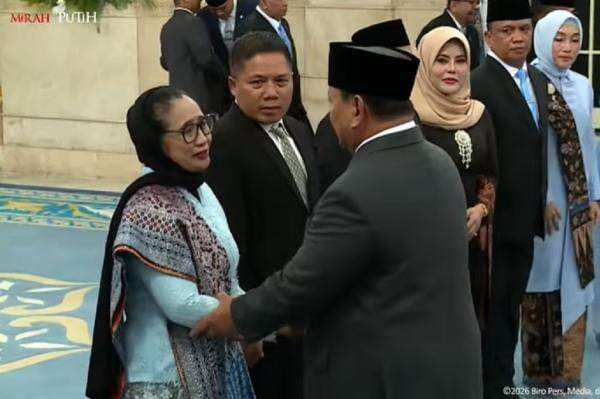 Momen Nanik S Deyang Menangis saat Salaman dengan Prabowo usai Dilantik Jadi Kepala BGN Momen Nanik S Deyang Menangis saat Salaman dengan Prabowo usai Dilantik Jadi Kepala BGN
