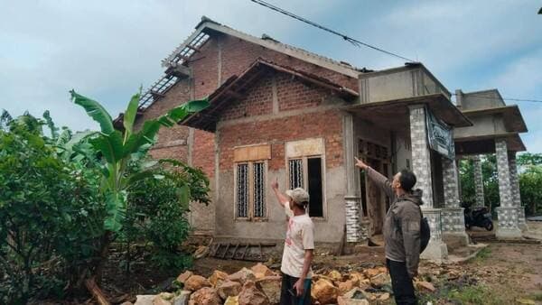 21 Rumah di Lampung Rusak Usai Diterjang Puting Beliung 21 Rumah di Lampung Rusak Usai Diterjang Puting Beliung
