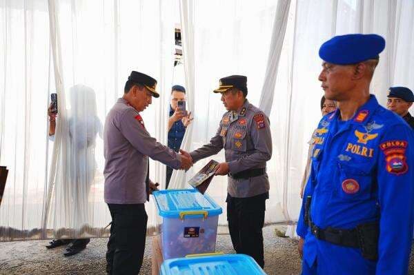 Kapolri Motivasi Personel Korban Bencana Sumbar: Polri Tak Pernah Tinggalkan Anggota! Kapolri Motivasi Personel Korban Bencana Sumbar: Polri Tak Pernah Tinggalkan Anggota!