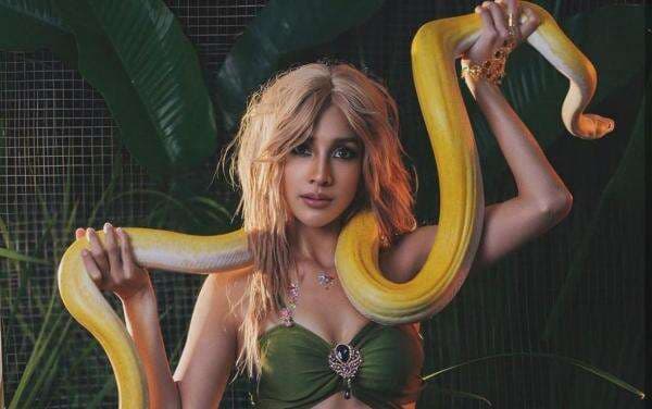 Potret Anya Geraldine Bawa Ular Besar seperti Britney Spears saat Rayakan Halloween Potret Anya Geraldine Bawa Ular Besar seperti Britney Spears saat Rayakan Halloween