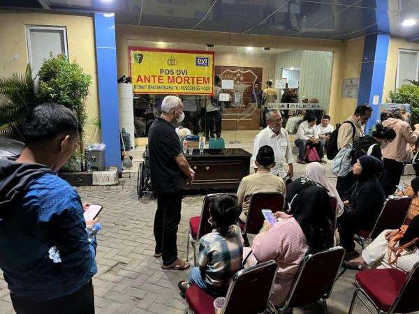 Tangis Ibu Korban Kebakaran Terra Drone Pecah: Masih Banyak Mimpinya yang Belum Tercapai Tangis Ibu Korban Kebakaran Terra Drone Pecah: Masih Banyak Mimpinya yang Belum Tercapai