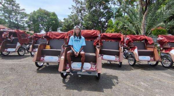 Kisah Kakek Suhari Puluhan Tahun Narik Becak hingga Dihadiahi Prabowo Becak Listrik Kisah Kakek Suhari Puluhan Tahun Narik Becak hingga Dihadiahi Prabowo Becak Listrik
