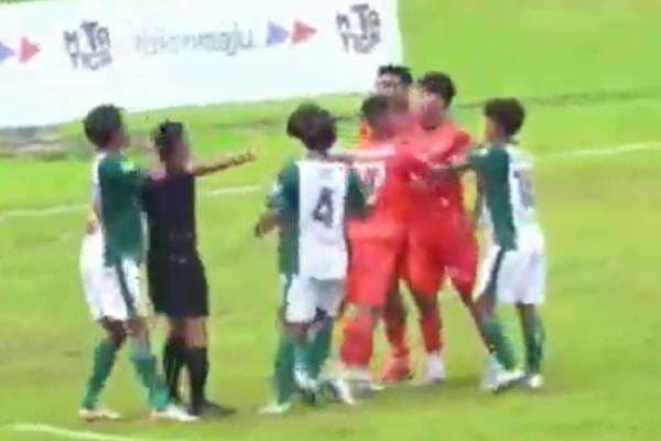 Wasit Laga PSIR Rembang vs Persikaba Dilarang Pimpin Pertandingan Setahun Wasit Laga PSIR Rembang vs Persikaba Dilarang Pimpin Pertandingan Setahun