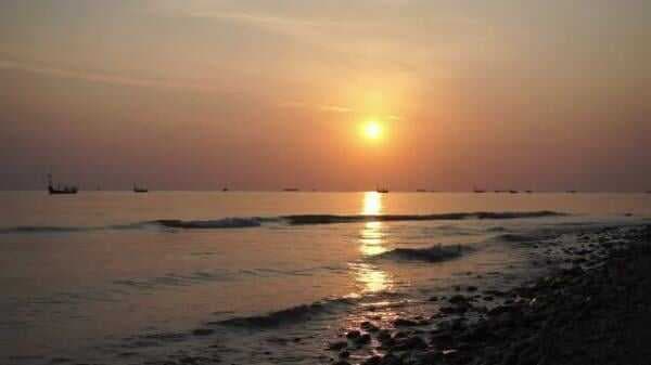 Berburu Exotisme Sunrise di Pantai Sumur Pawon Tuban Berburu Exotisme Sunrise di Pantai Sumur Pawon Tuban